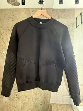 Lululemon women’s Black Crewneck Sweater with Ribbed Sleeve Detail